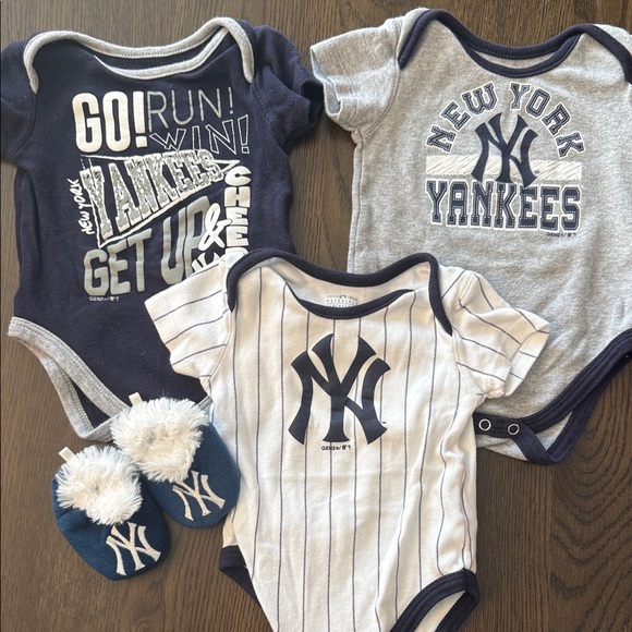 MLB Yankees Baby Bodysuit Trio with Slippers- Blue, Gray, and White - Picture 1 of 2